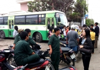 Hàng trăm khách bị bỏ rơi vì tài xế xe buýt lãn công